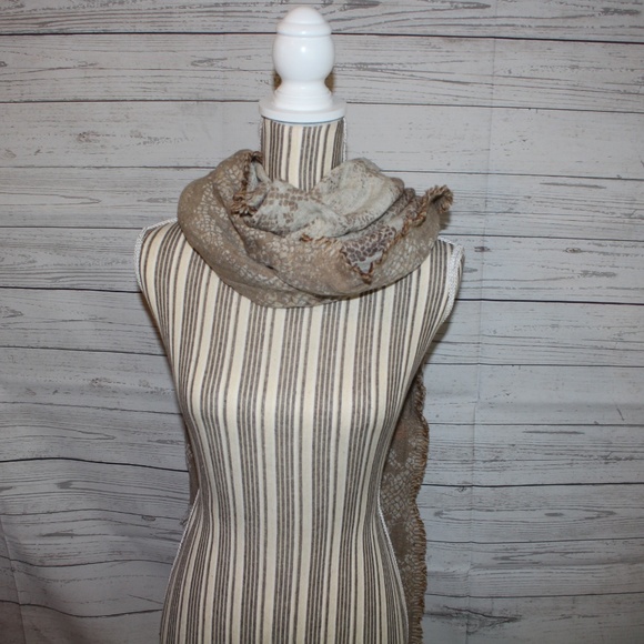 Beautiful Knit Fringe Edge Shoal Scarf - Picture 3 of 4